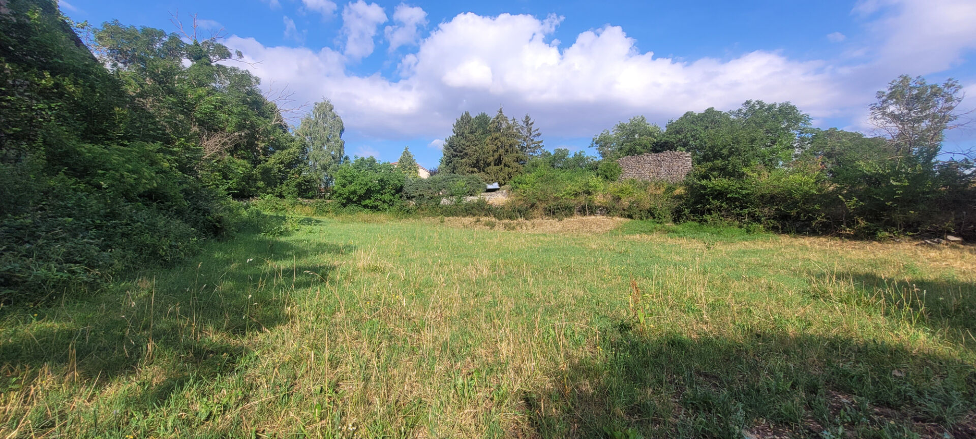 Terrain constructible non viabilisé d'une surface de 1793m²