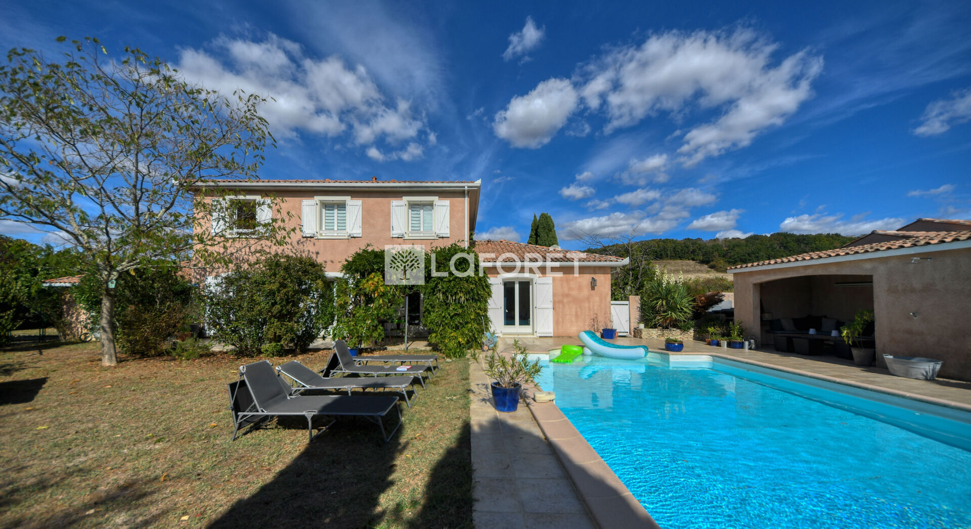 MAISON RÉCENTE AVEC PISCINE, SITUÉE À 5 MINUTES DU CENTRE DE LAVAUR.