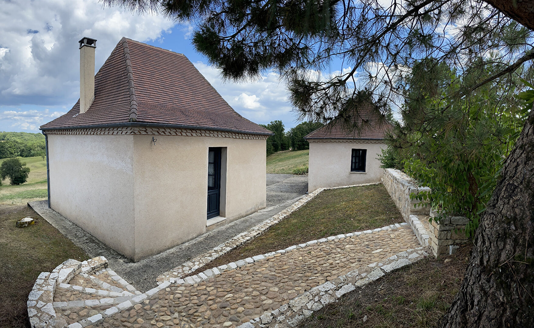 ENSEMBLE DE DEUX MAISONS  sur 4275m²