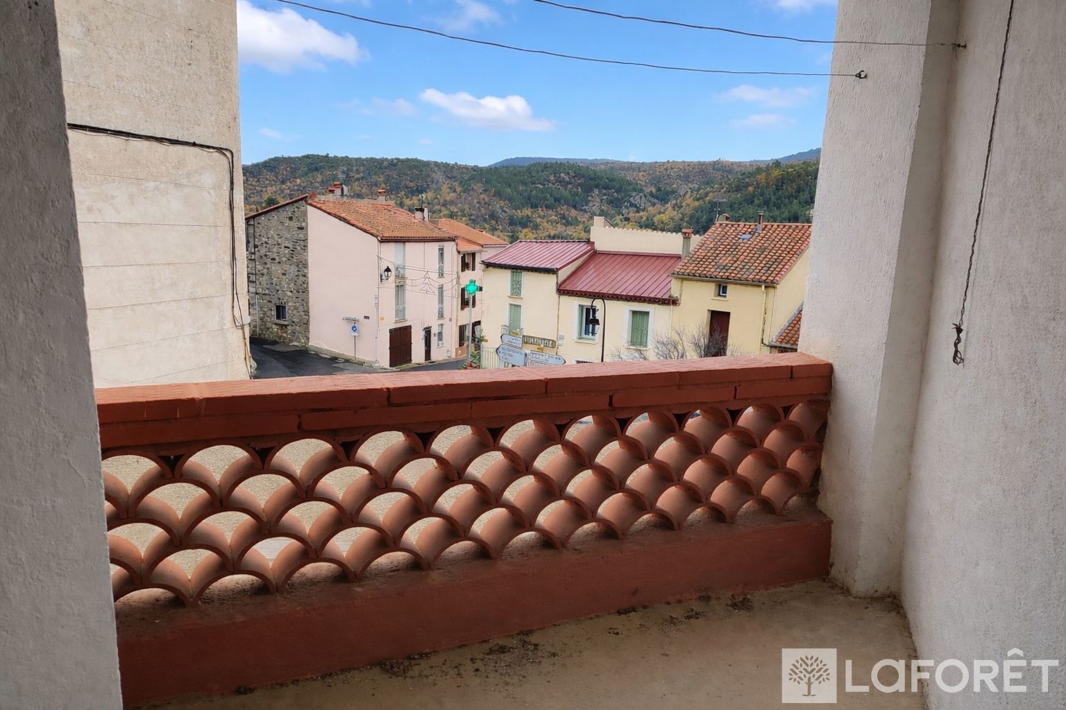 Charmante Maison de Village avec Terrasse sur les Toits et Grand Terrain à Sournia