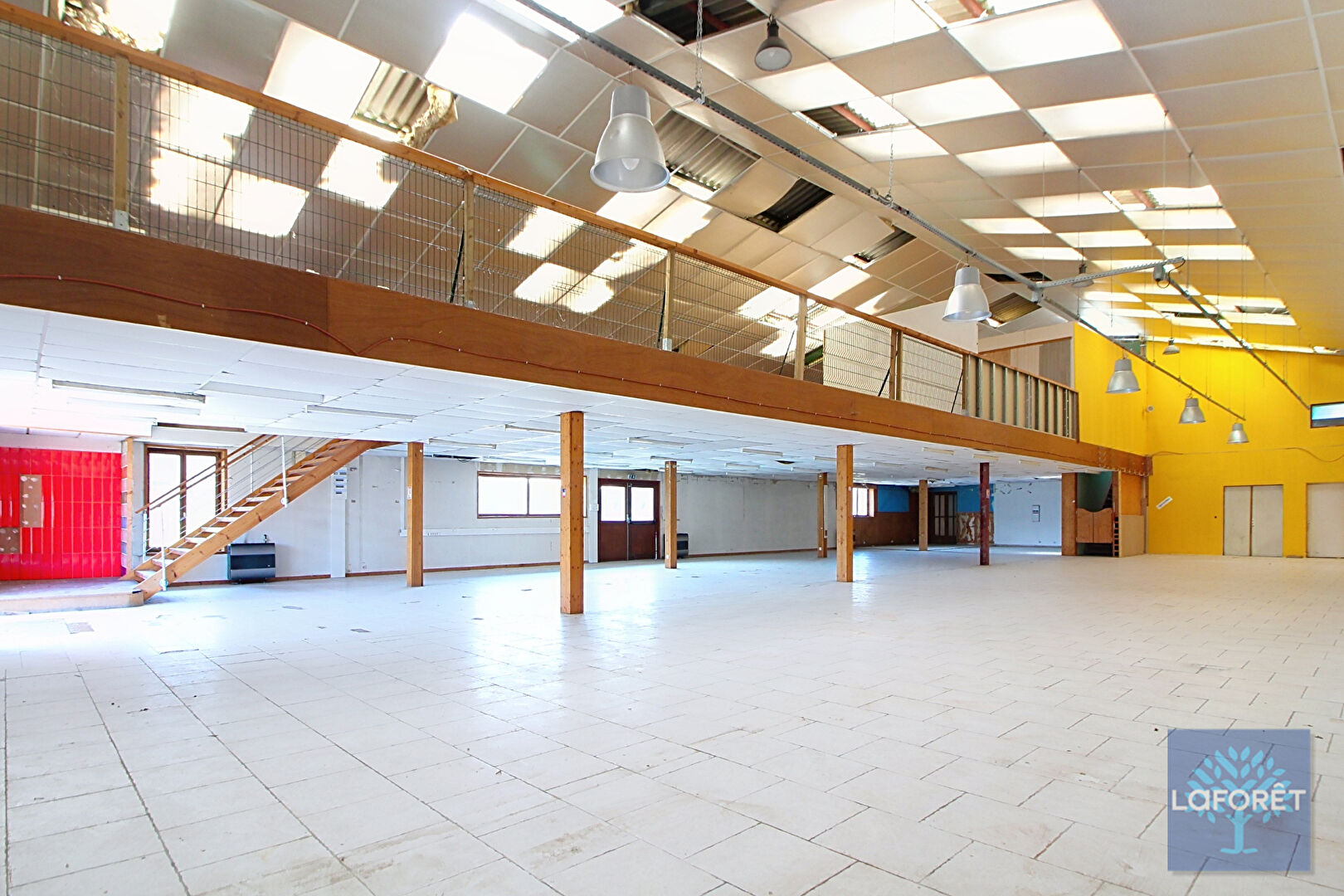 Ensemble commercial magasin + hangars