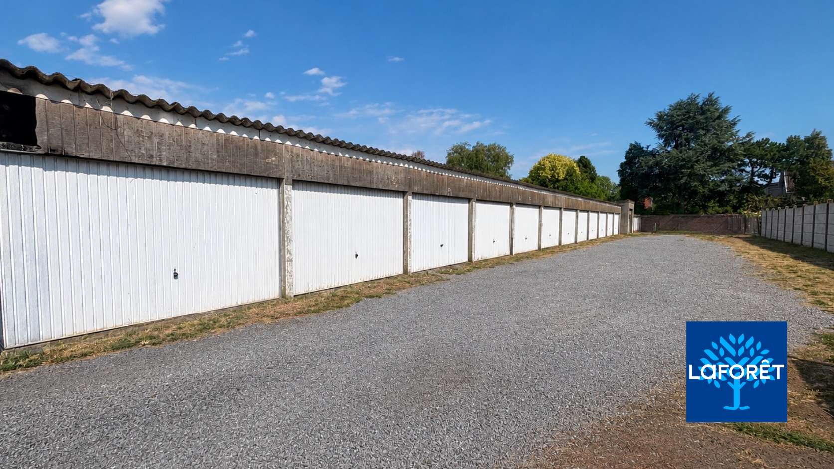 Ensemble immobilier de 19 garages sur 1 181 m²