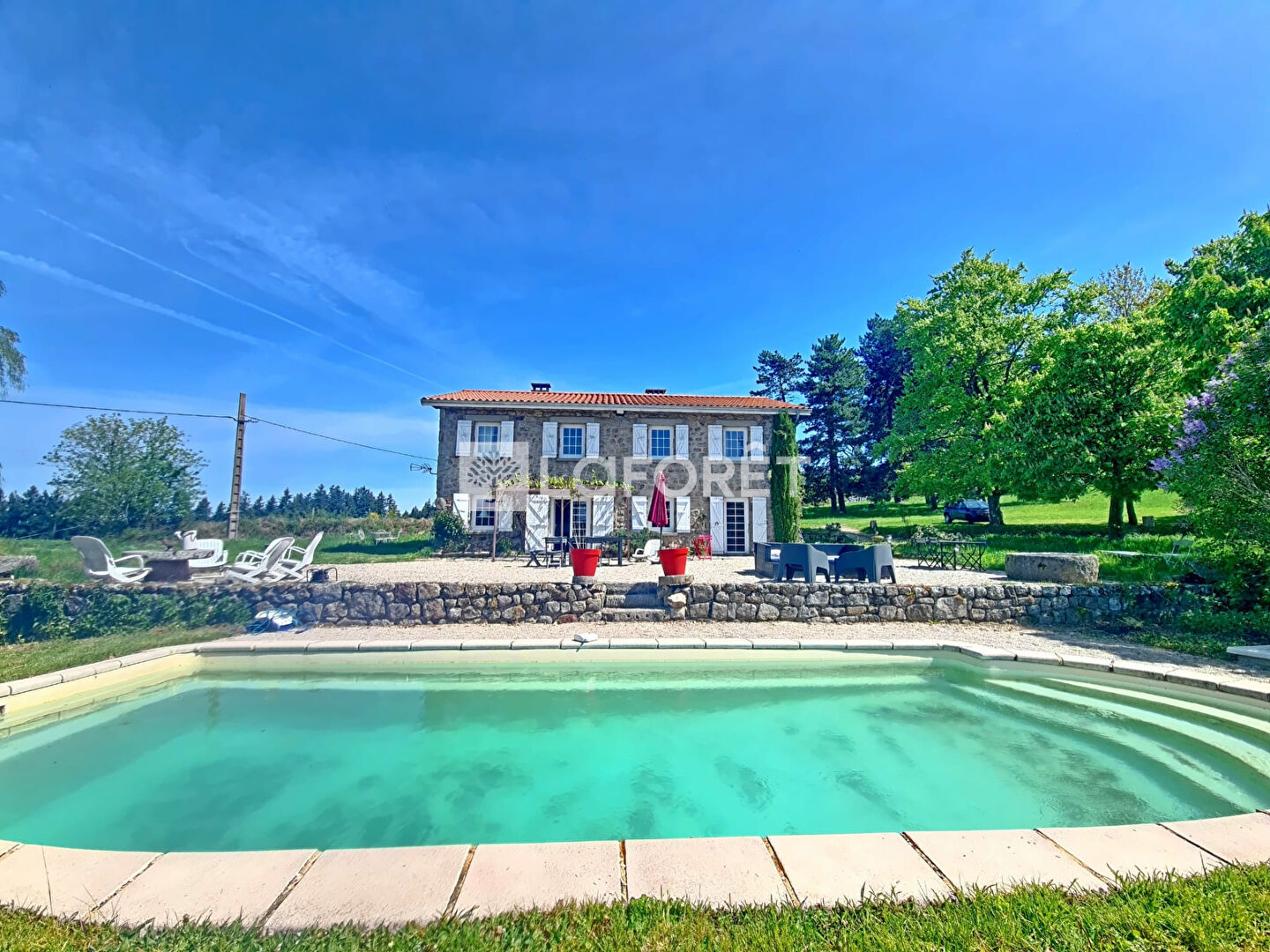 MAISON EN PIERRES AVEC PISCINE SUR UN HECTARE DE TERRAIN