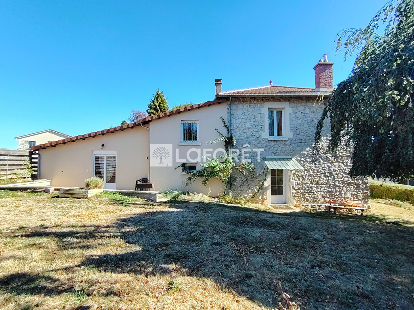 Saint Genest Malifaux Spacieuse maison en pierre sur beau terrain plat de 1500m²