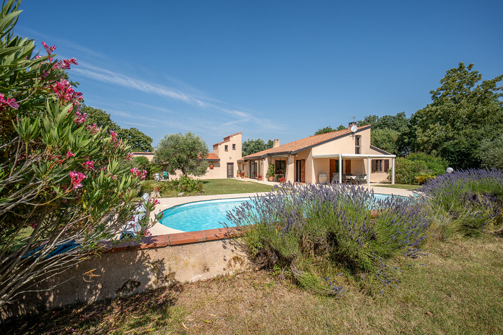 VALLESVILLES, Propriété T5 avec piscine et installation équestre