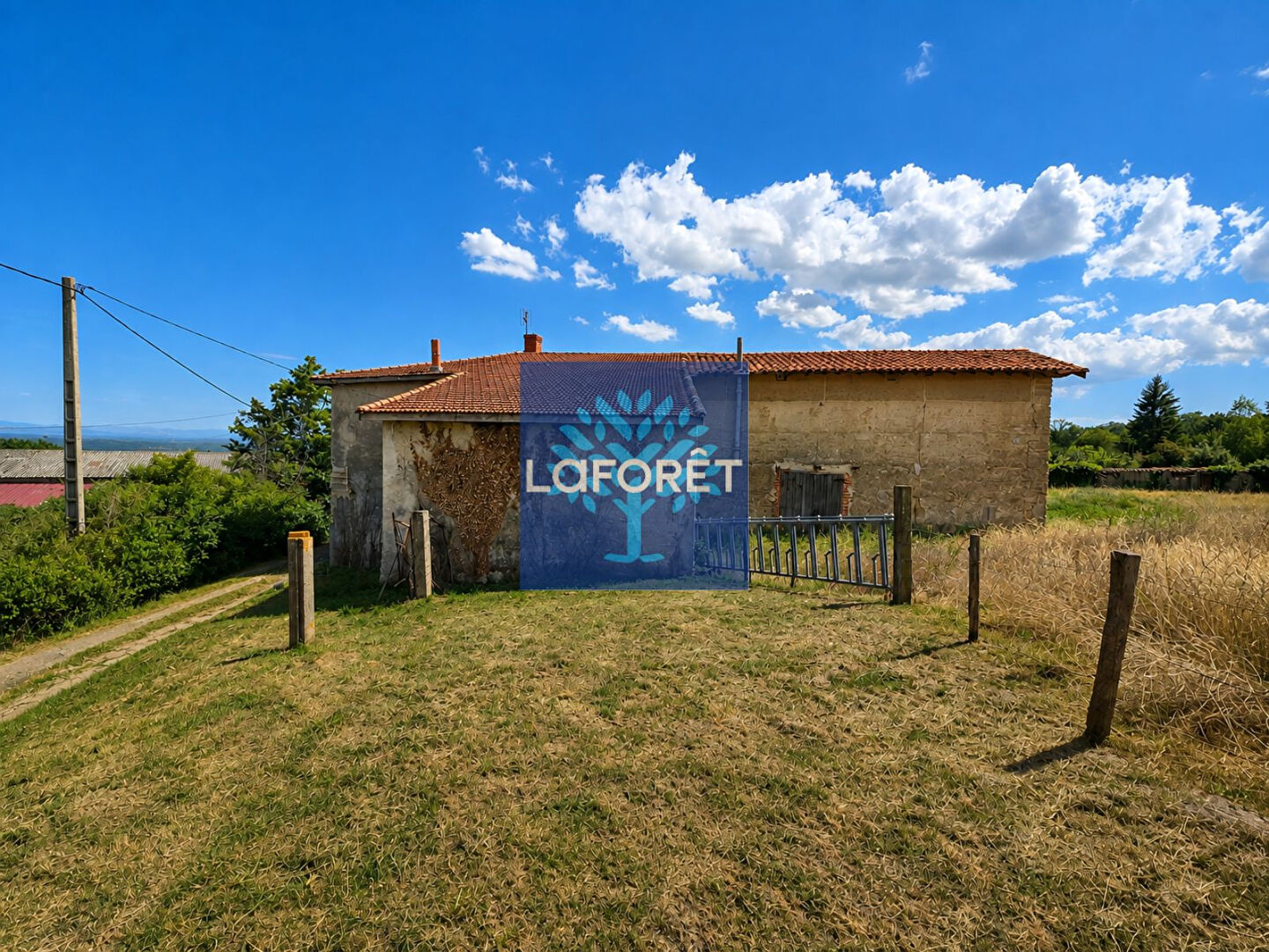 Corps de ferme à rénover avec dépendances Terrain 900 m² Arthun (42130)