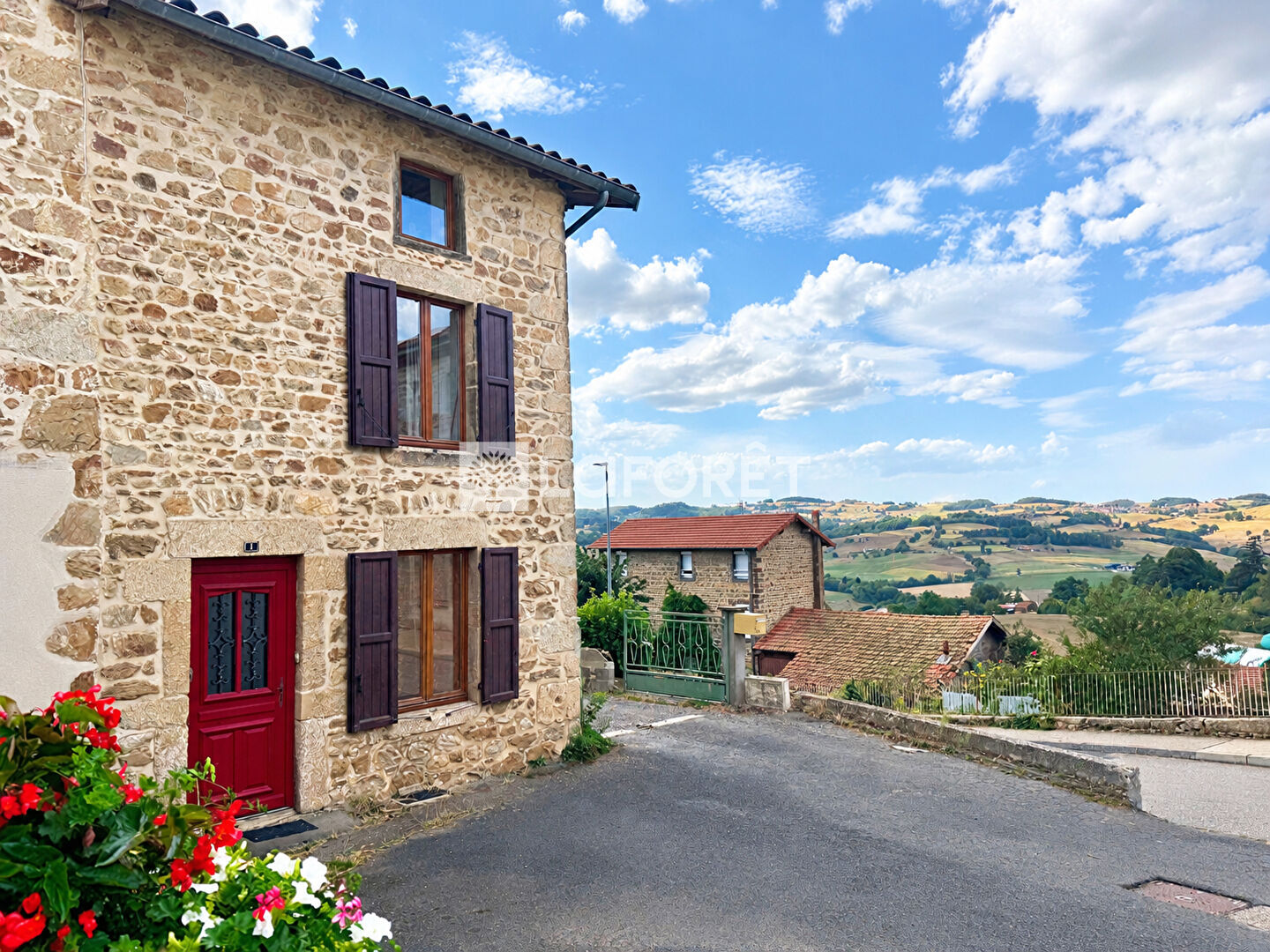 Maison de village en bon état à St Martin en Haut