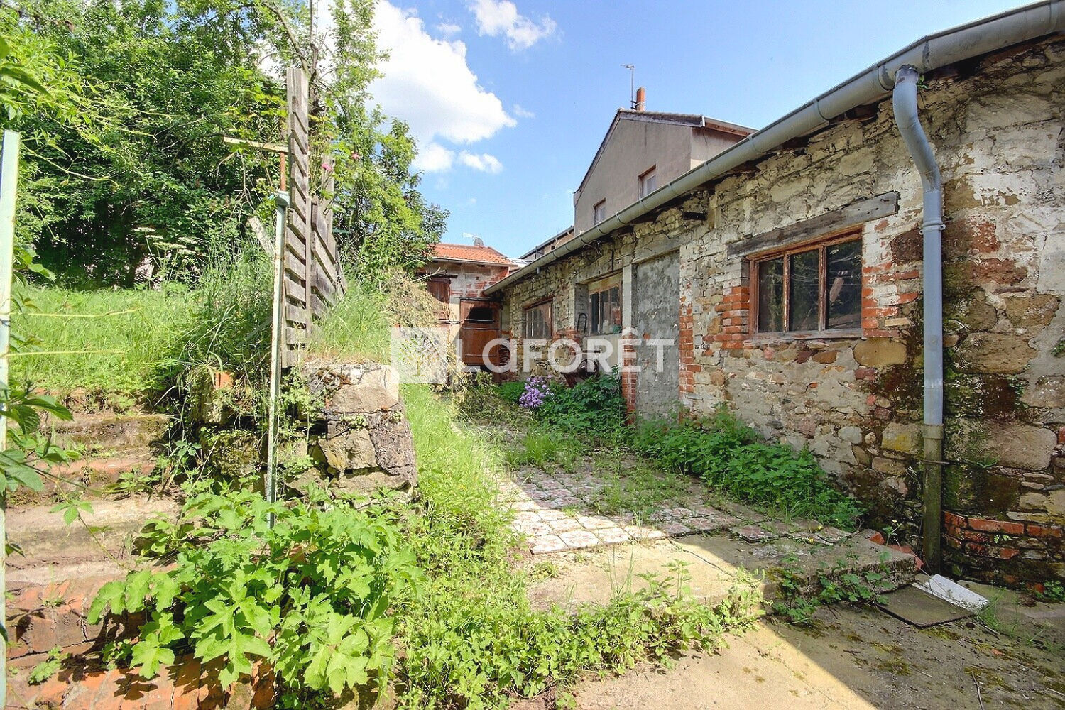 Maison à rénover avec de grandes dépendances et terrain attenant