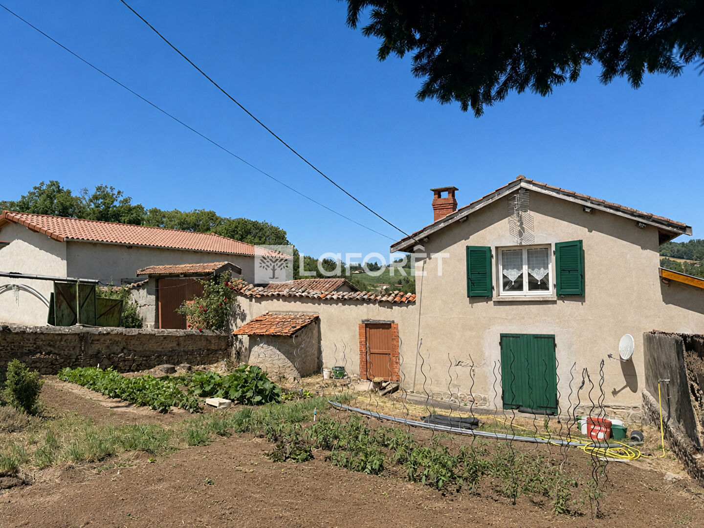 Fermette de caractère avec vastes dépendances et terrain de plus de 2 hectares